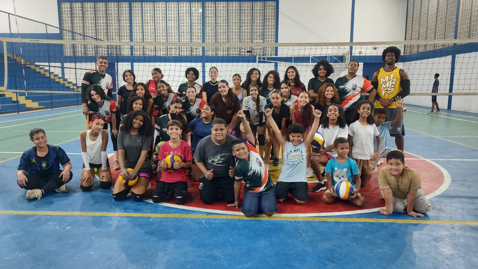 Grupo de atletas da Escolinha ADG